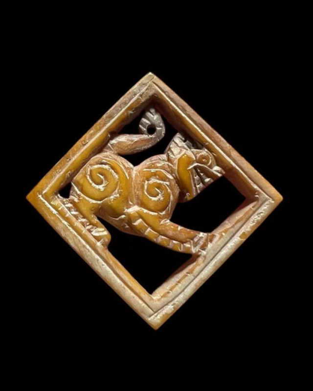 สิงห์ในกรอบสี่เหลี่ยมข้าวหลามตัด 4800