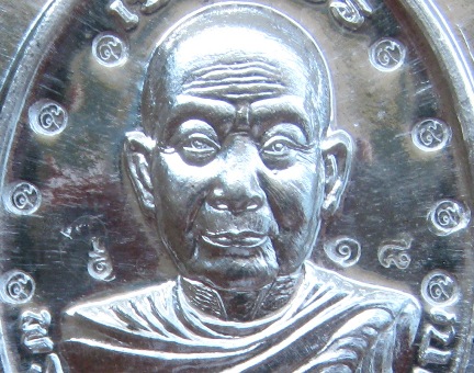 เหรียญเจริญพร หุ่มคลุม หลวงปู่จื่อ วัดเขาตาเงาะ ชัยภูมิ ปี2559เลข18 เนื้อเงิน ไม่ตัดปีก กรรมการ+กล่อ