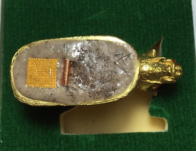 หมูมหามงคลคูณทอง หลวงพ่อคูณ วัดบ้านไร่ ปี2553 เนื้อทองทิพย์ ใต้ฐานอุดผงจีวรเกศา+ตะกรุด เลข3834+กล่อง