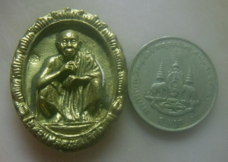 **เบาๆ**เหรียญหล่อหลวงพ่อคูณ วัดบ้านไร่ รุ่นเสาร์๕ คูณทรัพย์แสนล้าน จ.นครราชสีมา ปี๒๕๓๙**หลังนาคปรก
