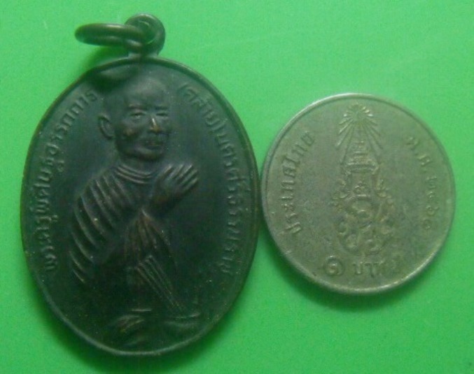 **เบาๆ**เหรียญไหว้ข้าง พ่อท่านคล้าย พุทธาภิเษก ๒๐๐ ปี วัดโคกเมรุ จ.นครศรีธรรมราช**สวยๆ