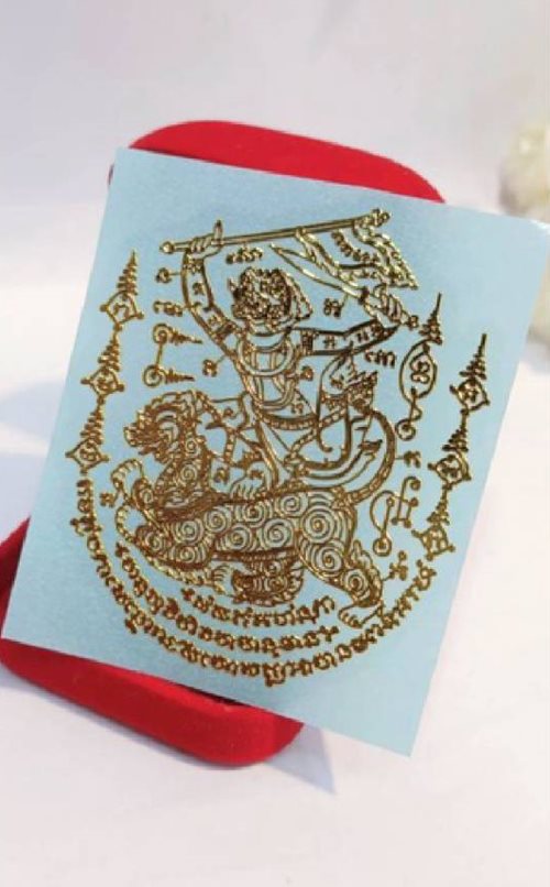 แผ่นยันต์สติกเกอร์โลหะสีทองหนุมาณเชิญธง ติดโทรศัพท์ เสริมดวง โชคลาภ