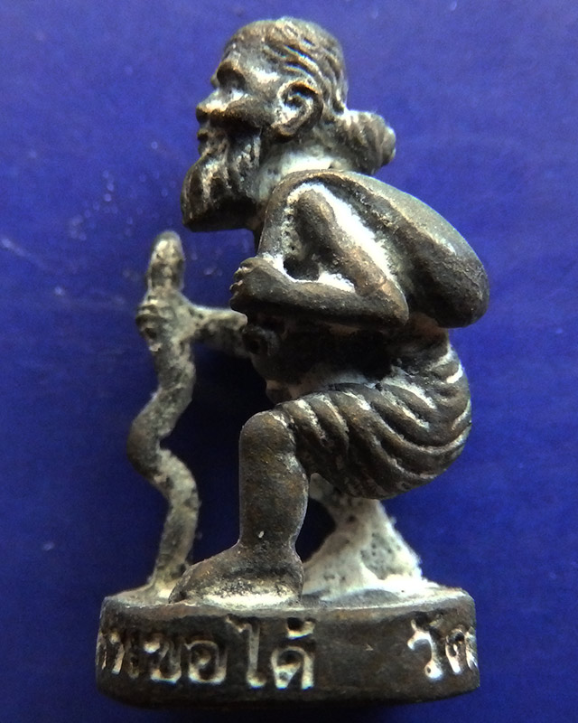 8.พ่อปู่ชูชกเทพขอได้ รุ่นแรก หลวงปู่คำบุ วัดกุดชมภู พ.ศ. 2553 เนื้อทองทิพย์ ยิงโค๊ด-เลข พร้อมกล่องเด