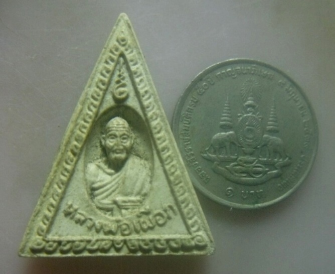 **เบาๆ**พระผงพิมพ์สามเหลี่ยมรูปเหมือน หลวงปู่เผือก วัดกิ่งแก้ว จ.สมุทรปราการ**หลังยันต์ สวยๆ
