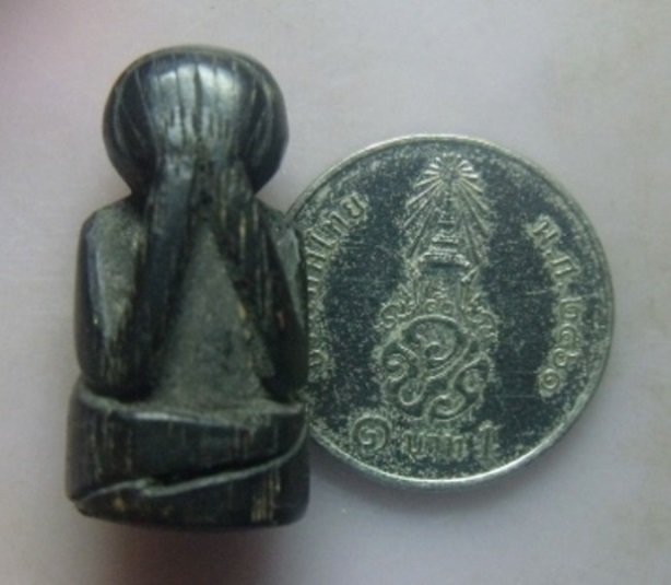 **เบา​ๆ​**พระปิดตา เนื้อไม้แกะ มีจารยันต์ใต้ฐาน เก่าๆ เนื้อจัด ไม่ทราบที่**สวยๆ เชิญชมครับ