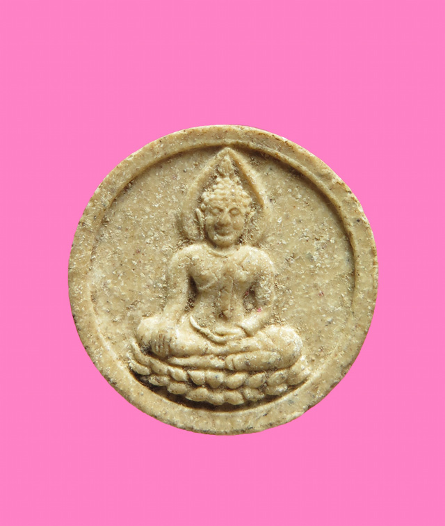 พระจันทร์ลอยหลังยันต์นะ