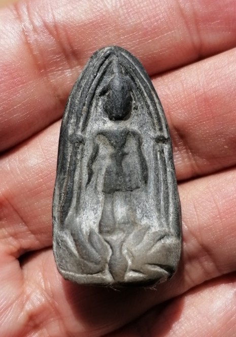 พระร่วงยืน(ปางเปิดโลก) หลวงพ่อกวย วัดโฆสิตาราม จ.ชัยนาท เนื้อผงใบลานผสมผงจินดามณี ยุคต้น เคาะเดียว