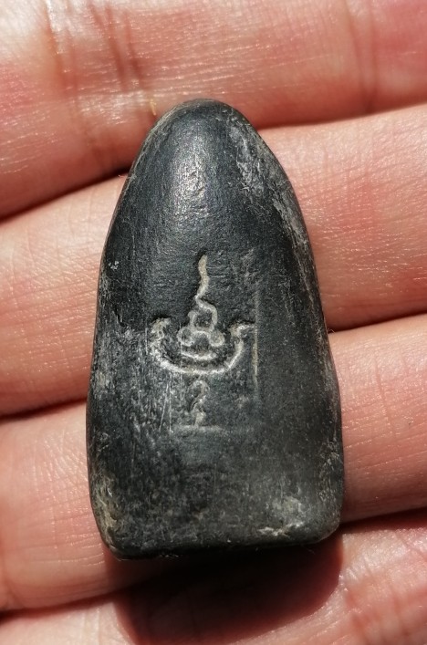 พระร่วงยืน(ปางเปิดโลก) หลวงพ่อกวย วัดโฆสิตาราม จ.ชัยนาท เนื้อผงใบลานผสมผงจินดามณี ยุคต้น เคาะเดียว