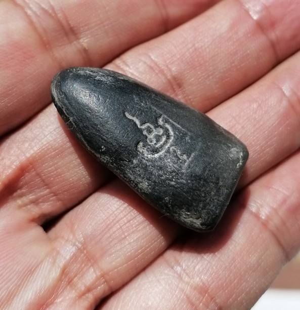 พระร่วงยืน(ปางเปิดโลก) หลวงพ่อกวย วัดโฆสิตาราม จ.ชัยนาท เนื้อผงใบลานผสมผงจินดามณี ยุคต้น เคาะเดียว