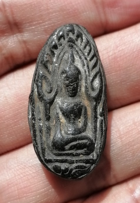 พระขุนแผนไข่ผ่าซีก หลวงพ่อดี วัดพระรูป จ.สุพรรณบุรี เคาะเดียว