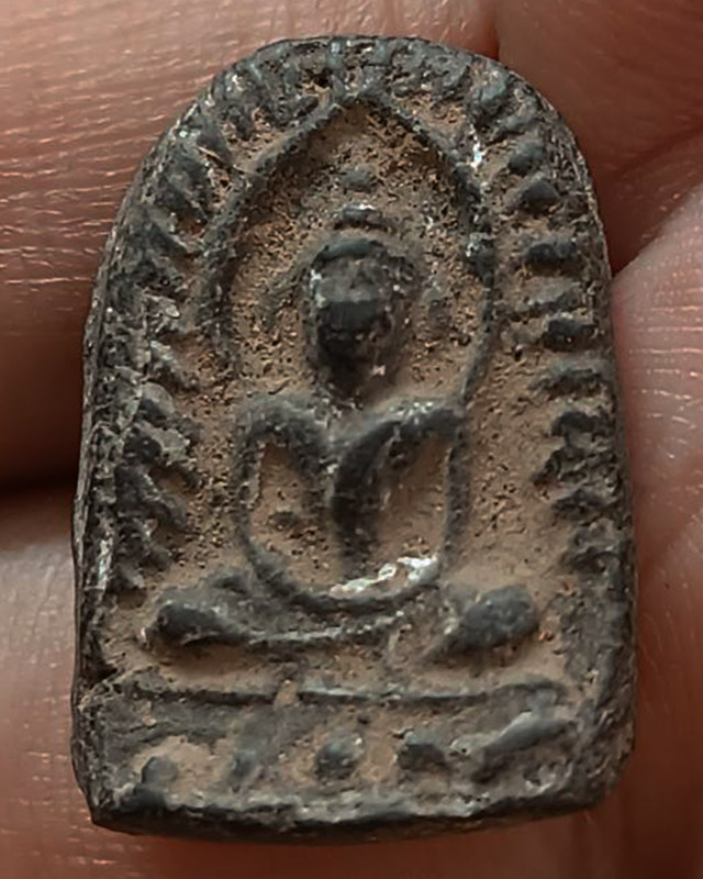 พระเนื้อดิน พิมพ์ซุ้มกอเล็ก ขนาดสูง 2.4 ซ.ม. พระบ้านเก่าเก็บหลายสิบปี ไม่ทราบเกจิสร้าง ตลับพร้อมใช้