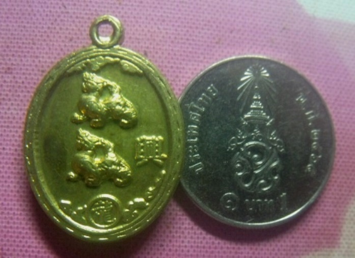**เบาๆ**เหรียญปี่เซี้ยะคู่มงคล หลังเทพเจ้าไฉ่ซิงเอี๊ย กะไหล่ทอง**เจ้าแห่งโชคลาภ สวยๆ