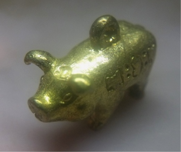 **เบาๆ**พญาหมูมหาลาภโภคทรัพย์ มีอักขระยันต์รอบตัว ไม่ทราบที่เก่าๆ**กะไหล่ทอง สวยๆ เชิญชมครับ