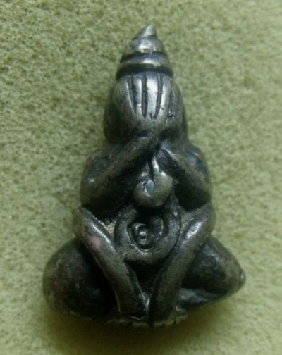 **เบาๆ**พระปิดตามหาอุตม์ลอยองค์ พิมพ์ 2 หน้า เนื้อสำริดแก่เงิน เก่าๆ เนื้อจัด**สวยๆ เชิญชมครับ