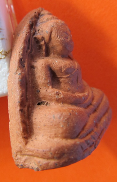 หลวงพ่อโตเนื้อดินแกร่งสวย