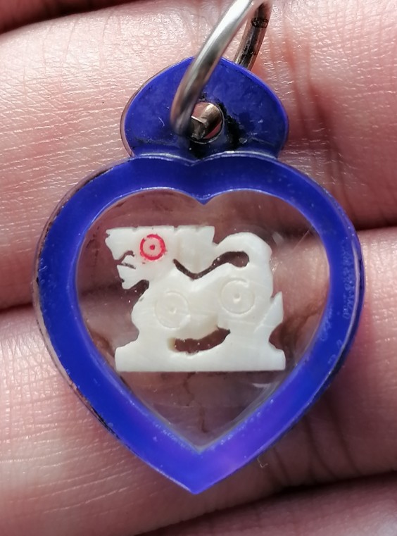 สิงห์งาแกะหลวงพ่อกวย วัดโฆสิตาราม จ.ชัยนาท งานผูกพัทธสีมา เลี่ยมเดิมจากวัด ปี 2521 เคาะเดียว