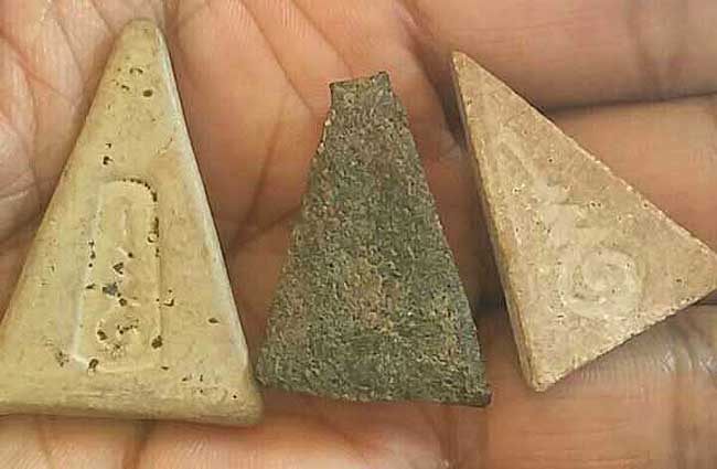 เนื้อผงสามเหลี่ยม 3 องค์