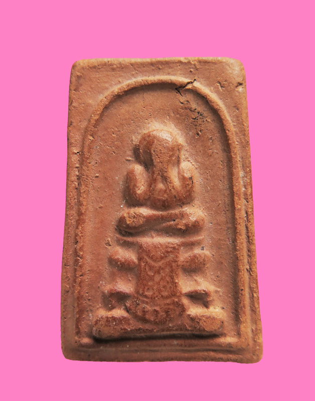 พระปิดตาฐานผ้าทิพย์ เนื้อดิน หลังยันต์