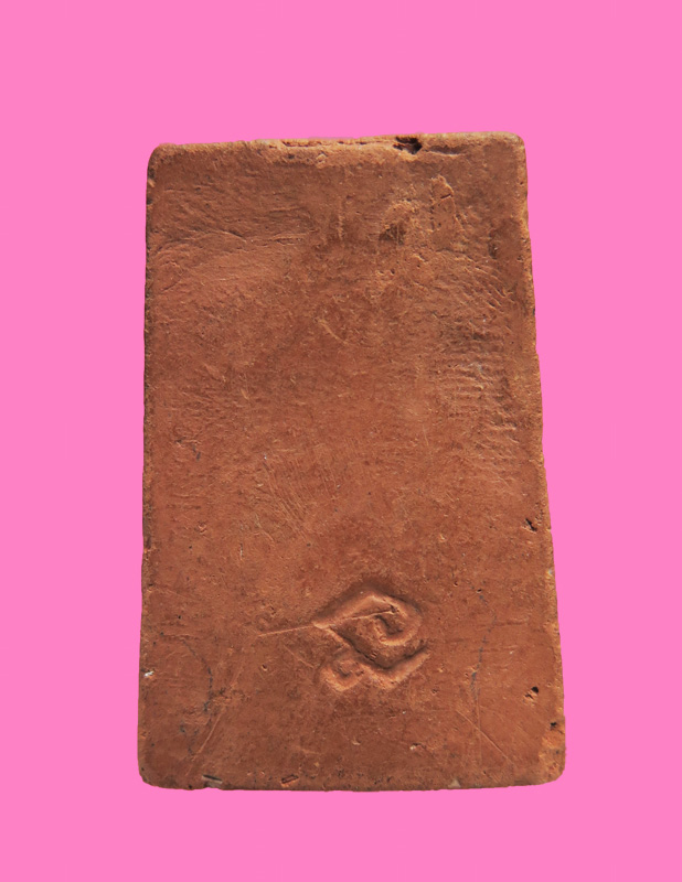 พระปิดตาฐานผ้าทิพย์ เนื้อดิน หลังยันต์