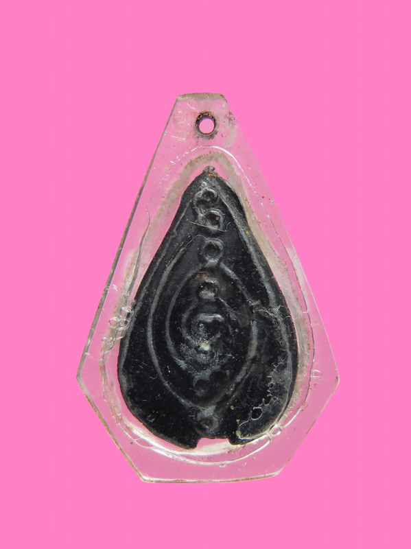 พระกลีบบัวเนื้อตะกั่วชุบรัก หลังยันต์