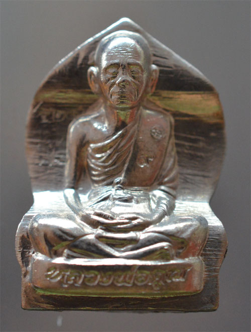 รูปปั๊มเหมือนหลวงพ่อคูณ ปริสุทโธ รุ่นปาฏีหารEOD เนื้ออัลปาก้าพิมพ์ใบเสมา ปี2556