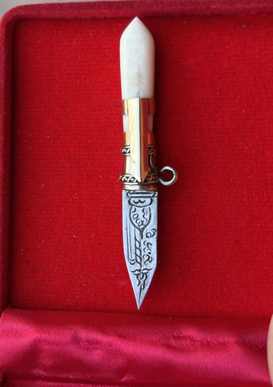 มีดหมอ ไม่ทราบที่ ไม่ทราบเกจิ ไม่แน่ว่าหลวงพ่ออะไร น่าจะไปทางหลวงพ่อพัฒน์ หรือหลวงปู่อิ่ม ท่านไหนชอบ