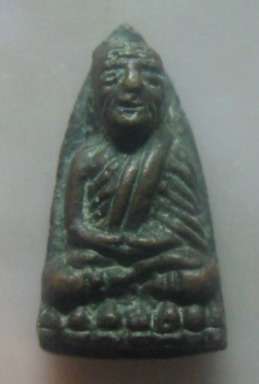 **เบาๆ**หลวงปู่ทวดหล่อเตารีดเล็ก เนื้อโลหะผสม เก่าๆไม่ทราบที่**สวยๆ เชิญชมครับ 