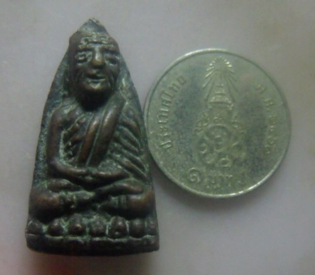 **เบาๆ**หลวงปู่ทวดหล่อเตารีดเล็ก เนื้อโลหะผสม เก่าๆไม่ทราบที่**สวยๆ เชิญชมครับ 
