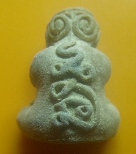 **เบา​ๆ​**พระปิดตามหาลาภ เนื้อผง หลังยันต์ ฝังจีวร ใต้ฐานฝังตะกรุดเงิน 2 ดอก ไม่ทราบที่**สวยๆ