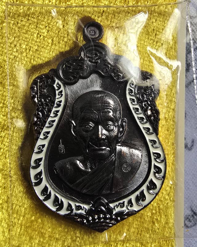 เหรียญเสมาครึ่งองค์ เจริญพร หลวงปู่พริ้ง วัดซับชมพู่ จ.เพชรบูรณ์ เนื้อทองแดงรมดำ ลงยากนกขาว พร้อมกล่