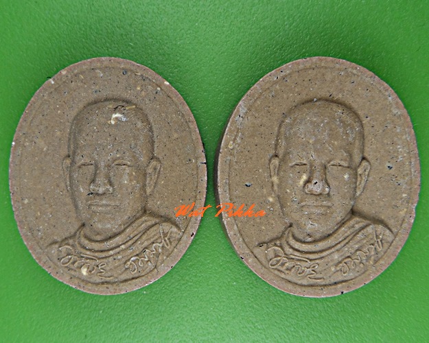 พระผงหลวงพ่อขวัญชัย วัดนามะตูม ชลบุรี -คู่- .C516.