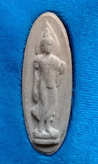 พระลีลา25พุทธศตวรรษ พ.ศ.2500 เนื้อดิน สีขาวนวล แขนมีรอยกระเทาะ