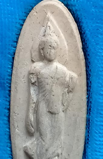 พระลีลา25พุทธศตวรรษ พ.ศ.2500 เนื้อดิน สีขาวนวล แขนมีรอยกระเทาะ