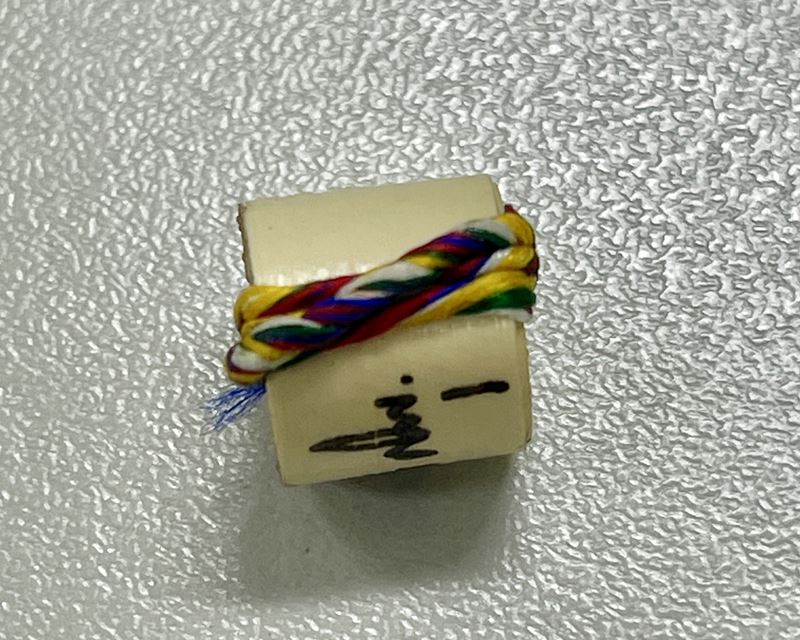 ตะกรุดลูกอมโลกธาตุ พระมหาสุรศักดิ์ วัดประดู่ฯ สมุทรสงคราม เนื้อใบลาน ผูกไหม พร้อมจารลายเซ็นต์