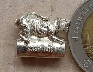 ตะกรุดเสือหมอบ “รวยทันใจ” หลวงพ่อสุพจน์ วัดห้วงพัฒนา จ.ตราด ปี2563 เนื้อทองขาว หมายเลข242+กล่อง