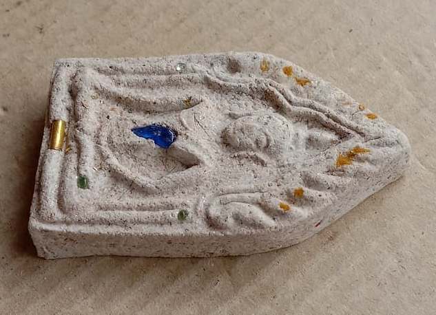 ขุนแผนรวมแร่กายสิทธิ์ ฝังตะกรุด 1 ดอก พร้อมพลอยกายสิทธิ์ และ เส้นเกศา ผสมจีวร ของหลวงปู่มหาศิลา สิริ