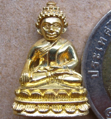 พระชัยวัฒน์ หลวงพ่อทอง เขายายหอม ชัยภูมิ ปี57เลข3552 ชุดกริ่งทองใบหยก เนื้อทองบวบเหลือง มีรอยจาร+กล่