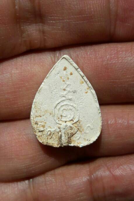 พระผงใบโพธิ์ หลังศก.๑๗ หลวงพ่อมุม วัดปราสาทเยอร์เหนือ ศรีสะเกษ ปี ๒๕๑๗ เคาะเดียว