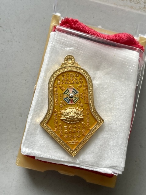 เหรียญกันชง พิมพ์ใหญ่ หลวงพ่ออิฎฐ์ วัดจุฬามณี  เนื้อมหาชนวน กะไหล่ทอง ลงยาสีเหลือง