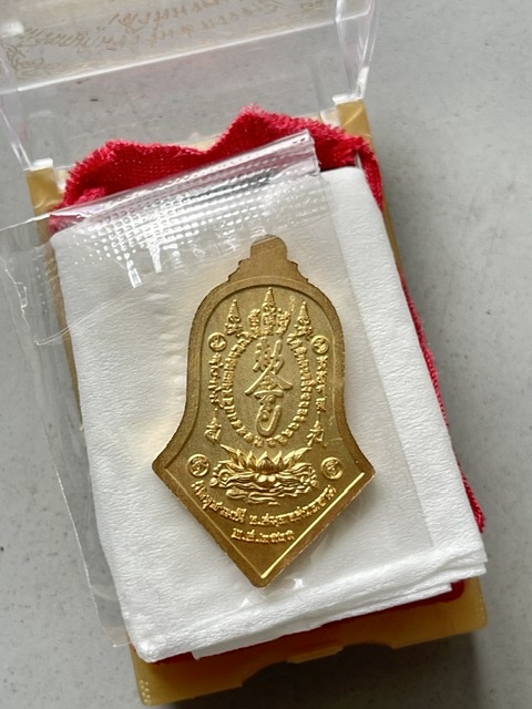 เหรียญกันชง พิมพ์ใหญ่ หลวงพ่ออิฎฐ์ วัดจุฬามณี  เนื้อมหาชนวน กะไหล่ทอง ลงยาสีเหลือง