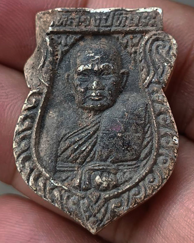 พระเนื้อผงพิมพ์เสมา หลวงปู่ทิม วัดพระขาว จ.อยุธยา รุ่นเสาร์ 5 ปี 40