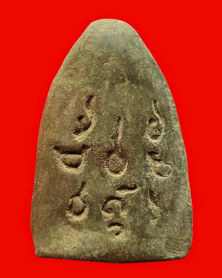 พระสรรค์นั่งพิมพ์สะดุ้งกลับหลังยันต์ เนื้อดิน หลวงพ่อกวย วัดโฆสิตาราม จ.ชัยนาท สวยมากค่ะ