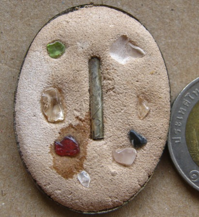 ล็อกเก็ตฉากฟ้า(รุ่นแรก)หลังฝังตะกรุด+ฝังพลอย พระอาจารย์แดง วัดป้อมรามัญ จ อยุธยา ประมาณปี2554