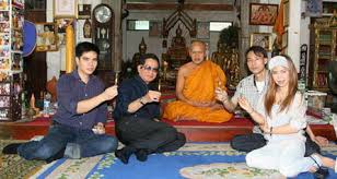 ล็อกเก็ตฉากฟ้า(รุ่นแรก)หลังฝังตะกรุด+ฝังพลอย พระอาจารย์แดง วัดป้อมรามัญ จ อยุธยา ประมาณปี2554