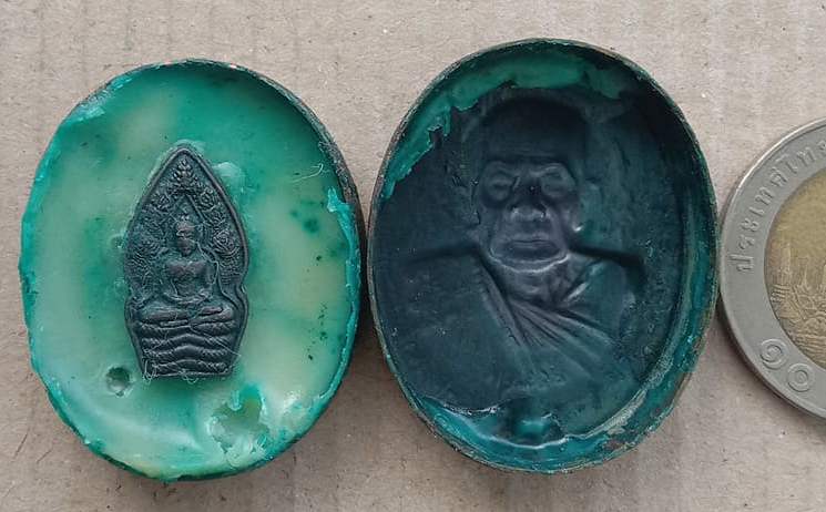 ตลับสีผึ้งย้อนยุค ปี2561 หลวงปู่หมุน วัดบ้านจาน ศรีสะเกษ ด้านในฝังพระนาคปรก มีโค้ด เลข4000+กล่อง