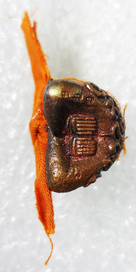 พระปิดตาอุตโมเจริญลาภ ๘๘๘ รุ่นแรก หลวงพ่อหลาย วัดนาจอมเทียน จ.ชลบุรี เนื้อมหาชนวนพันจีวร เลข ๓๗๗ พร้