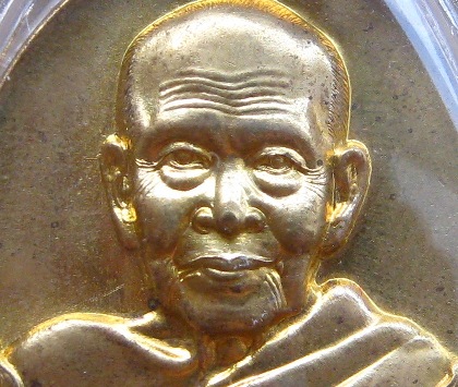 เหรียญเจริญพรยอดฉัตร หลวงปู่เกลี้ยง วัดโนนแกค ศรีสะเกษ ปี2555เนื้อทองแดง เลข1769เลี่ยมกันน้ำ+กล่อง