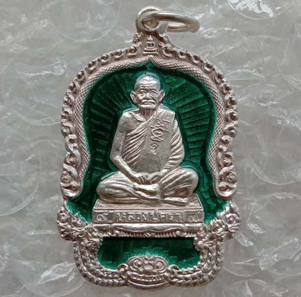 เหรียญเสมาจตุพร หลวงปู่คร่ำ วัดวังหว้า จ.ระยอง ปี2537 เนื้อเงินลงยาสีเขียว หมายเลข1264 พร้อมใบประกาศ