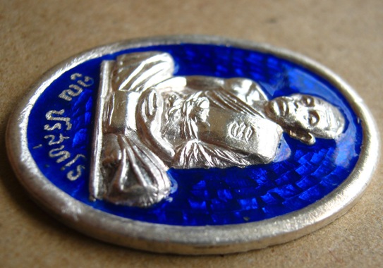 เหรียญหลวงพ่อคูณ รุ่นสร้างบารมี ปี 2536 เนื้อเงินลงยา พร้อมกล่องเดิม 