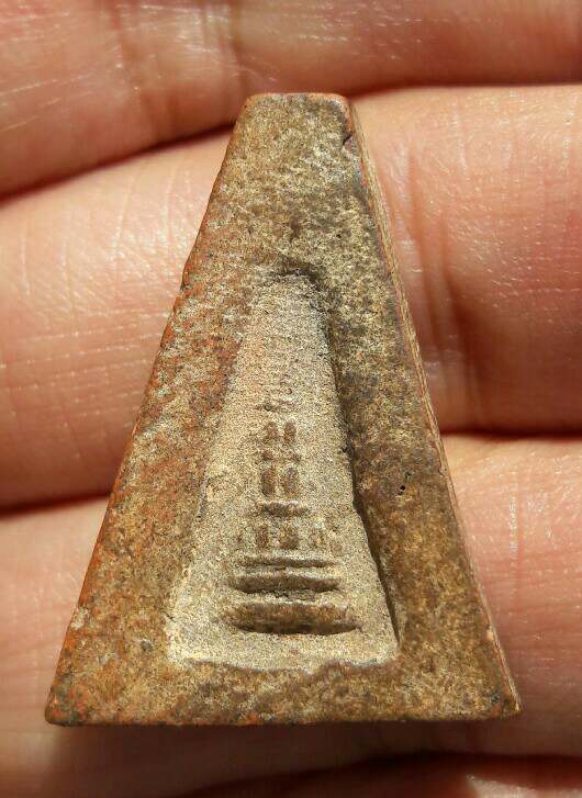 พระผงสุพรรณจงอางศึก อู่ทองจงอางศึก(มุ่ย ถิร โพธิ์ โต๊ะ เงิน และคณาจารย์เกือบ 60 รูป) เคาะเดียว(10)